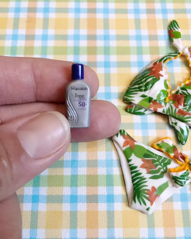 Tiny-ature make up kit