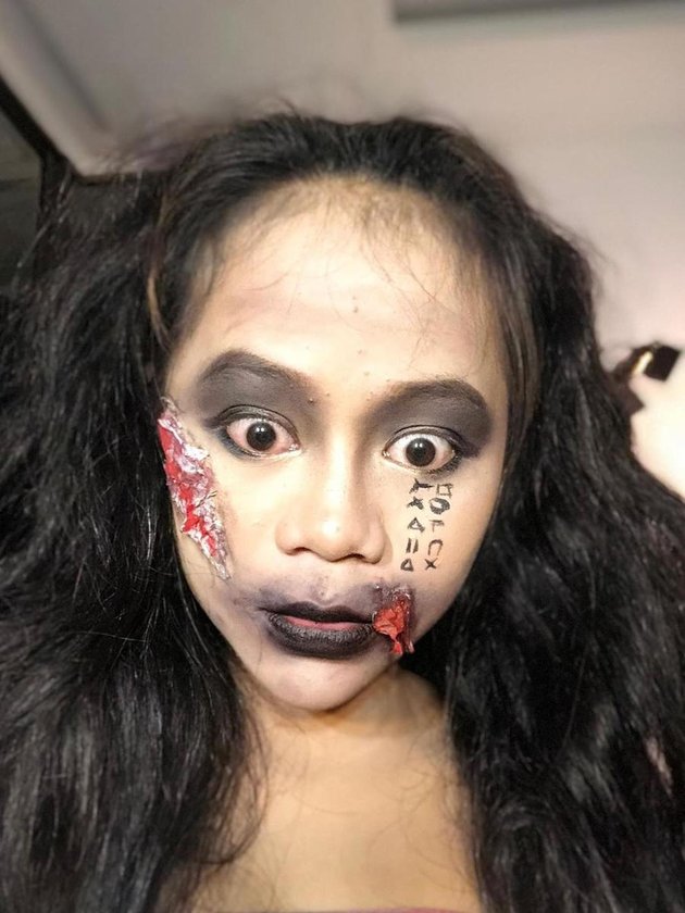 Photo Transformation of Cimoy Montok Participating in #LathiChallenge, Her Makeup is Terrifying and Gives Chills