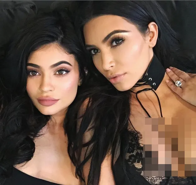 Foto Transformasi Kylie Jenner Isu Oplas Mirip Kim Kardashian