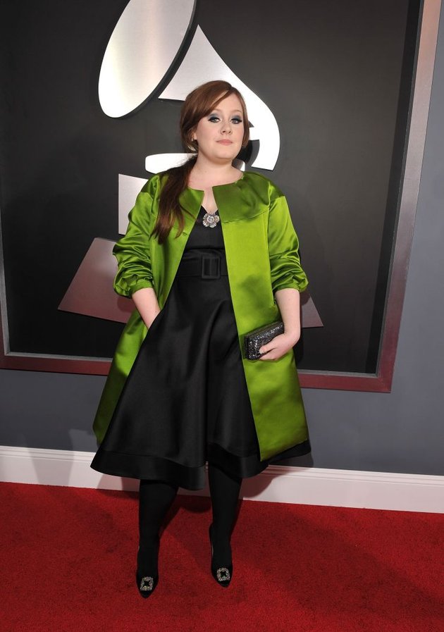 Kembali ke awal karirnya, Adele tampil di awal Grammy 2009 menggunakan dress hitam sepanjang lutut dengan jaket hijau yang diberikan oleh Anna Wintour dari Vogue.