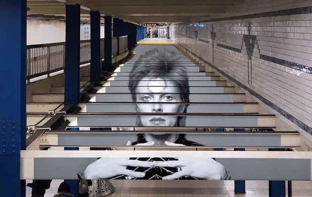 Baru-baru ini Spotify dan Brooklyn Museum membuat sebuah instalasi sekaligus tribute istimewa untuk musisi legendaris David Bowie.