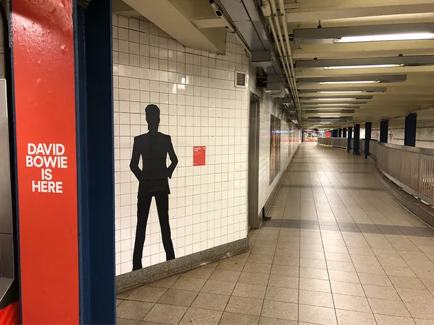 Yap, semua instalasi ini merupakan bagian dari exhibition di Brooklyn Museum dan bertempat di stasiun bawah tanah Manhattan.