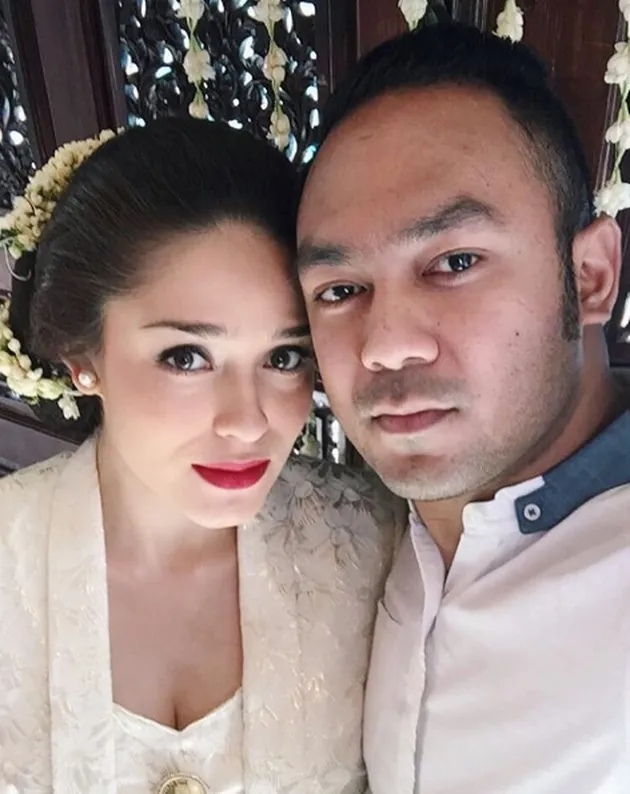 FOTO: Tujuh Bulanan Kehamilan Yasmine Wildblood, Full Adat ...
