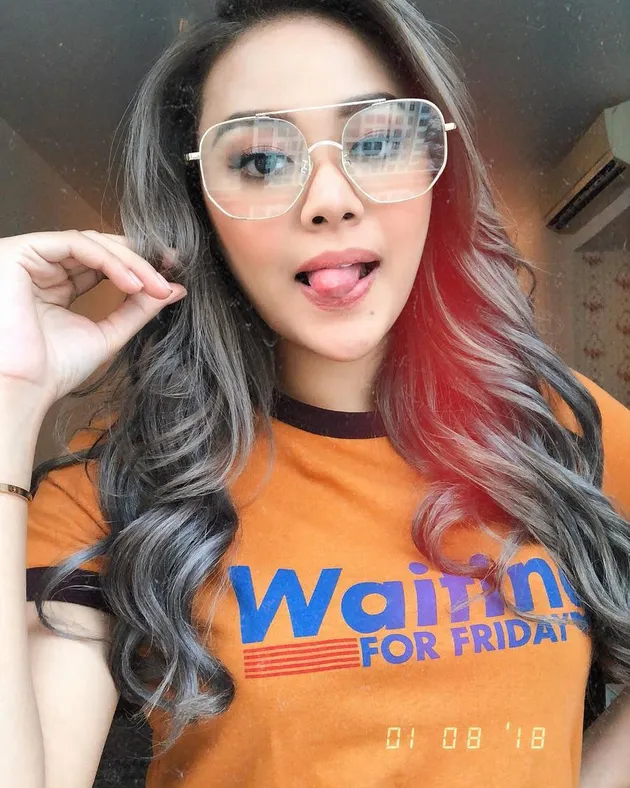 Aurel Hermansyah Rambut Silver