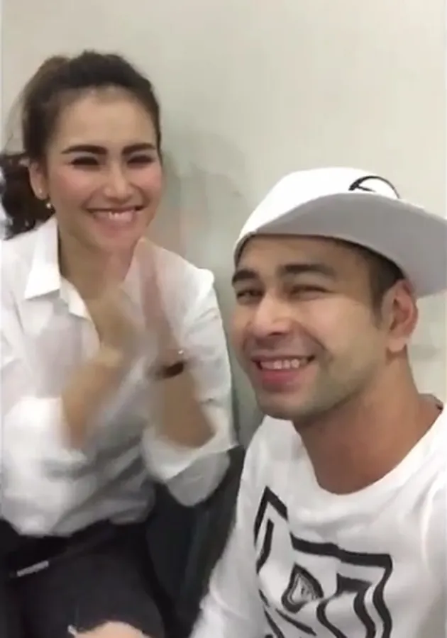 Foto Ucapan Ultah Spesial Raffi Buat Ayu Ting Ting Banjir Hujatan Kapanlagi Com Foto Ucapan Ultah Spesial Raffi Buat Ayu Ting Ting Banjir Hujatan Kapanlagi Com