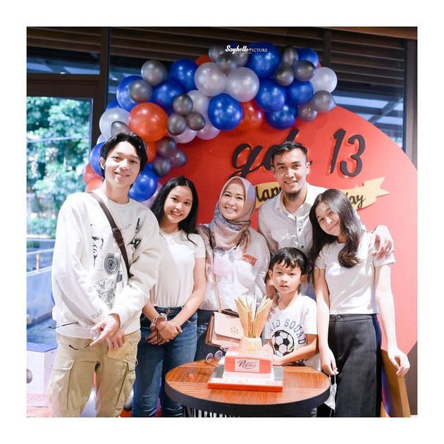 Okie mengunggah beberapa foto dari perayaan ulang tahun sang suami. Ia bahagia bisa kumpul keluarga dan kejutannya sukses.