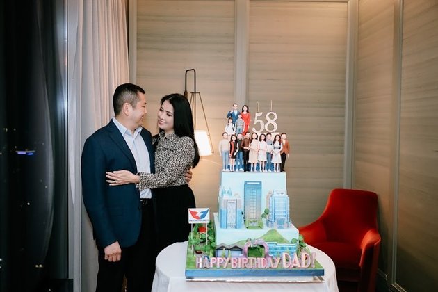 Hary Tanoesoedibjo's Birthday Celebration Held Simply with Children and In-Laws, His Cake Becomes the Highlight