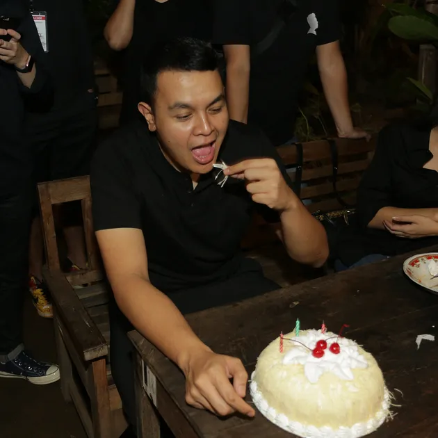Keceriaan di acara ulang tahun Tulus