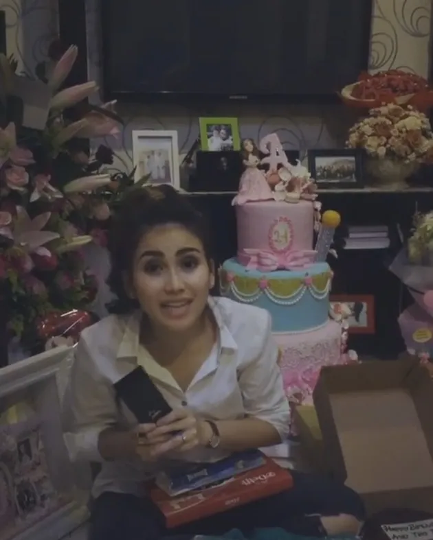 Foto Ultah Ayu Ting Ting Dapat Banyak Hadiah Dari Orang Terdekat Kapanlagi Com Foto Ultah Ayu Ting Ting Dapat Banyak Hadiah Dari Orang Terdekat Kapanlagi Com