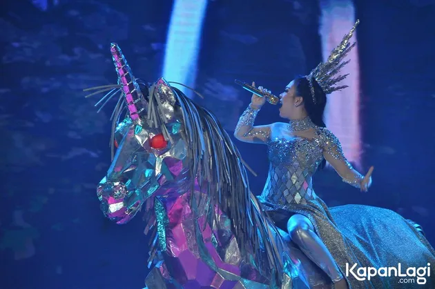 Syahrini membuka konser dengan menaiki unicorn pegasus ke atas panggung.