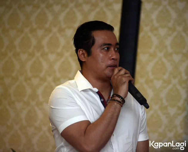 Annisa Trihapsari beri anak kado umrah