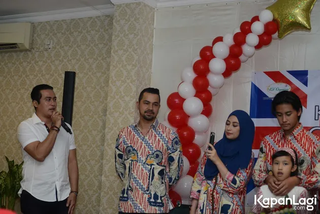 Annisa Trihapsari beri anak kado umrah