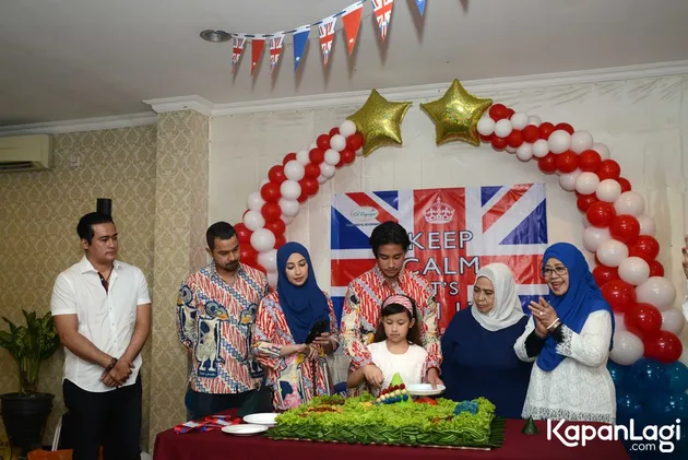 Annisa Trihapsari beri anak kado umrah