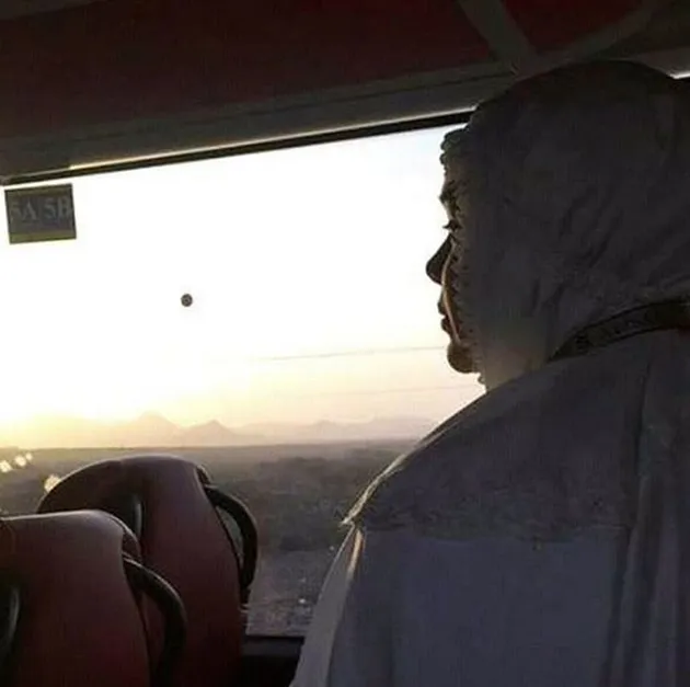 FOTO: Umrah Dengan Kursi Roda, Dewi Sandra Didorong Suami