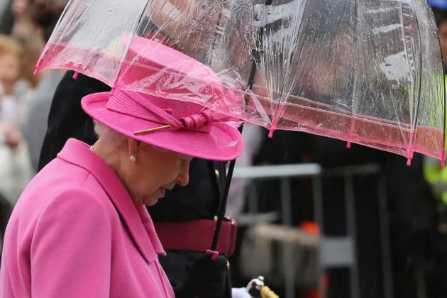 FOTO UNIKNYA PAYUNG RATU ELIZABETH II SELALU MATCH DENGAN FOTO UNIKNYA PAYUNG RATU ELIZABETH II SELALU MATCH DENGAN