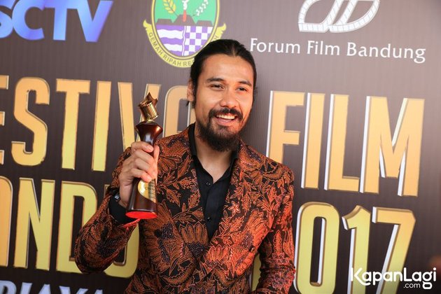 Ketika dijumpai di Studio Emtek, Daan Mogot, Jakarta Barat, Minggu (22/10), aktor tampan Chicco Jerikho begitu sumringah memamerkan piala yang ia dapat dari ajang Festival Film Bandung 2017.