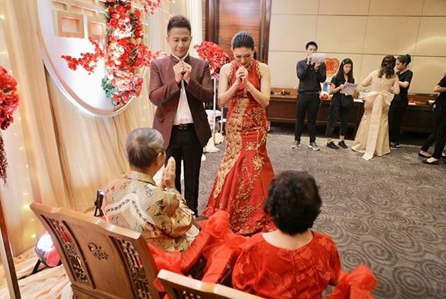 PHOTO Teapai Ceremony of Delon and Aida Noplie, Luxuriously All Red 