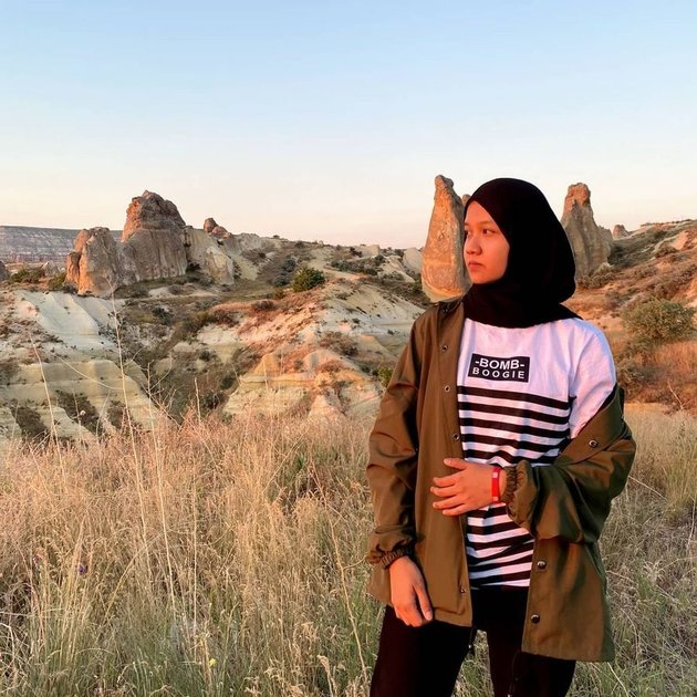 Pose Upit saat berada di Cappadocia, Turki. Instagram Upit memang estetik dan Instagram-able banget lho.