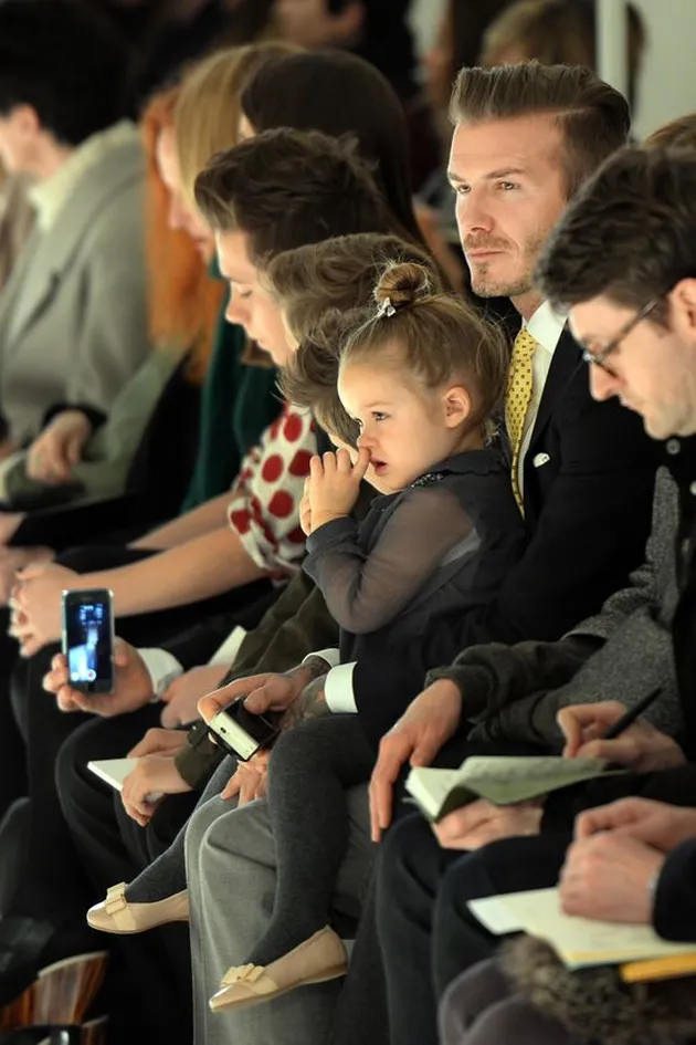 Artis Ngupil di Depan Umum