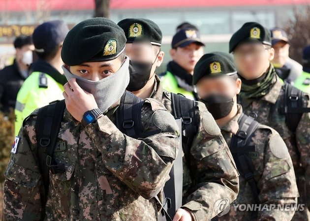 Photo of V BTS Handsome in Military Uniform When Moving Places for Military Service, Mask Cannot Cover His Handsomeness