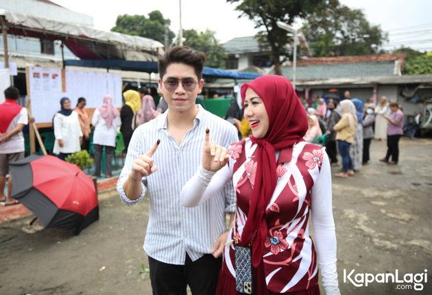 Photo of Venna Melinda and Athalla Naufal Going to the Polling Station to Vote, The Vibe of Socialite Mothers