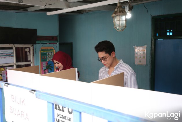 Photo of Venna Melinda and Athalla Naufal Going to the Polling Station to Vote, The Vibe of Socialite Mothers