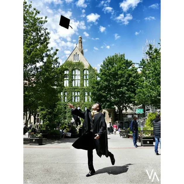 FOTO: Vidi Aldiano Resmi Jadi Alumni University Of Manchester!  