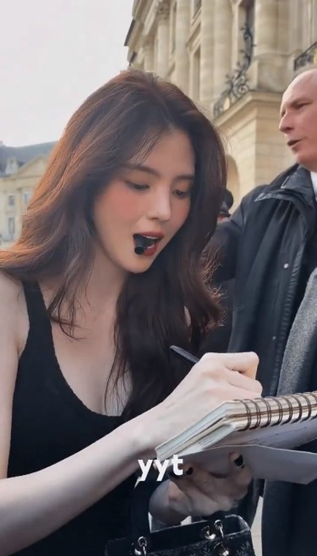 Viral Photo of Han Sohee Biting a Marker While Giving Autograph in Paris, Dubbed Hottest Woman Alive