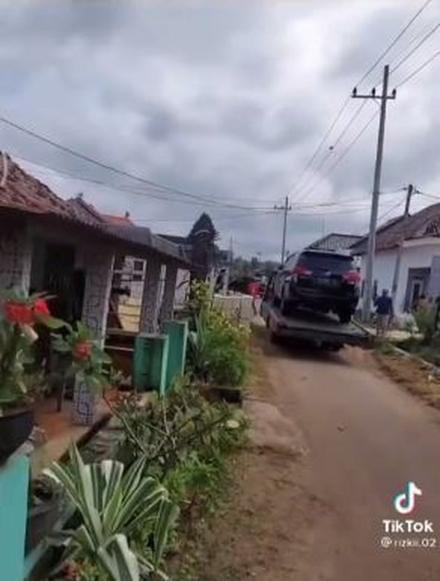 Viral Photos: One Village in Tuban Buys 176 Cars, Receives Compensation for Oil Refinery Land