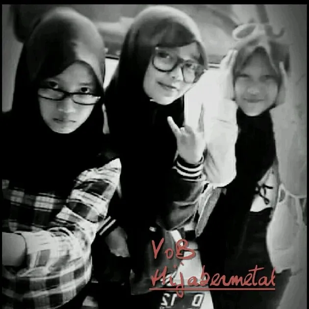 Kenalin, trio berhijab ini adalah personel dari band bernama VoB (Voice of Baceprot) yang memainkan genre-genre musik cadas.