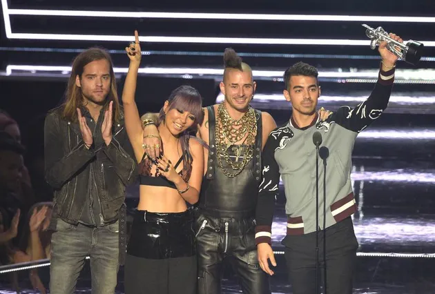 Dipilari oleh Joe Jonas, DNCE berhasil menjadi pemenang Best New Artist dalam ajang ini.