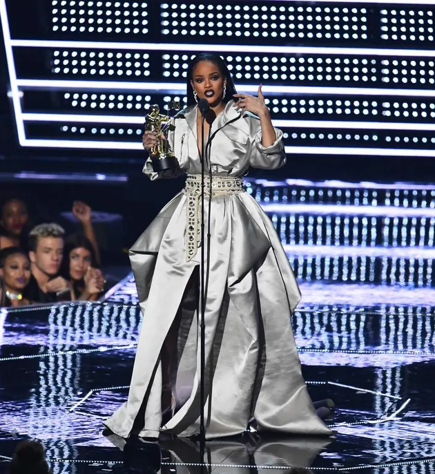 Rihanna menjadi pemenang dari kategori spesial yakni Michael Jackson Video Vanguard Award untuk VMA tahun ini.