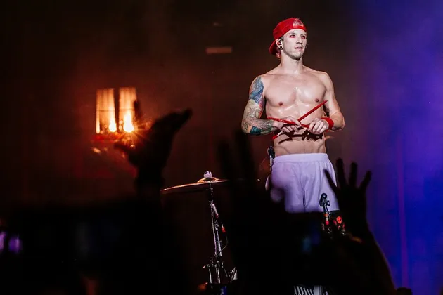 Begitu juga dengan twenty one pilots yang mendapatkan gelar Best Rock Video untuk tahun ini, mereka belum juga memberikan tanggapan soal kemenangannya.