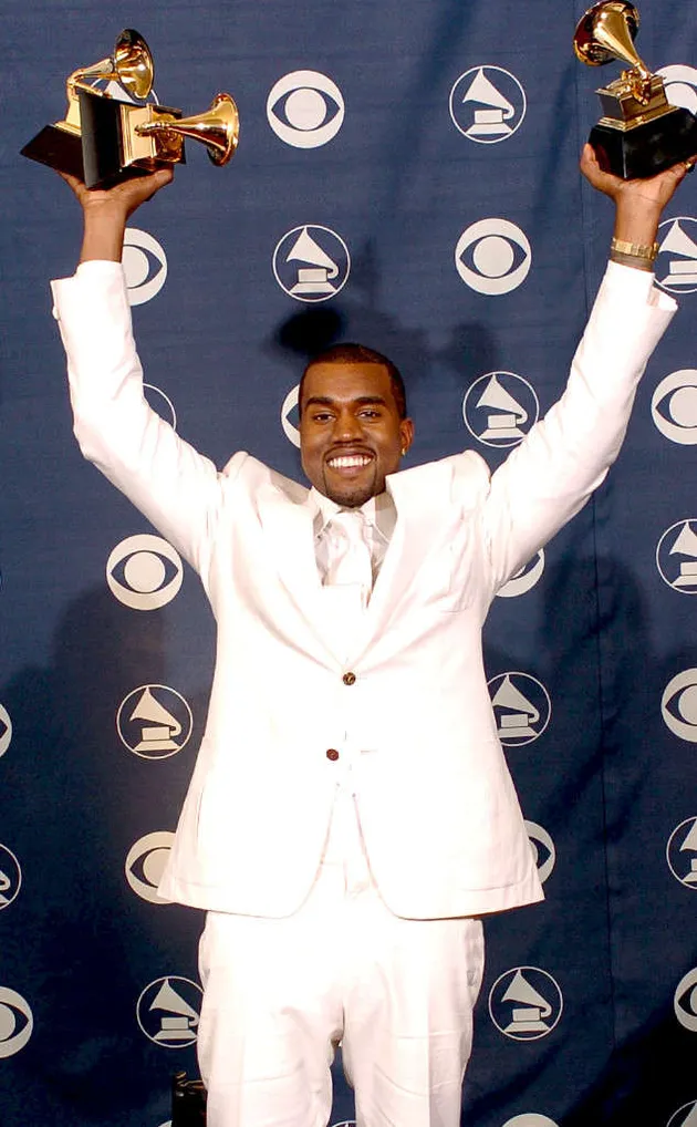 Kanye West mendapatkan dua piala pertama dalam debutnya di Grammy pada tahun 2004. Ia tampil dengan setelan formal berwarna putih dalam kesempatan ini.