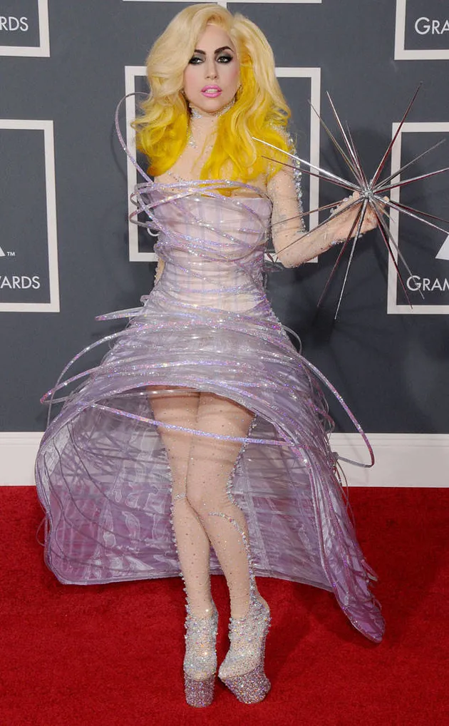 Dalam debut pertamanya di Grammy Awards saja Mother Monsters - Lady Gaga sudah tampil nyentrik banget. Momen ini terjadi di tahun 2010.