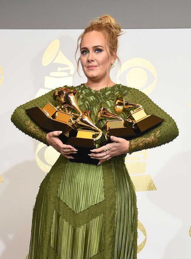 Adele berhasil membawa pulang lima gelar yakni Album Of The Year, Record Of The Year, Song Of The Year, Best Pop Vocal Album dan Best Pop Solo Performance.