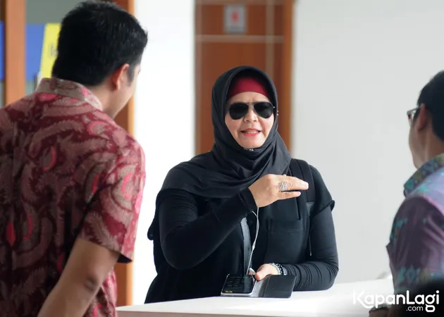 Rosiana mewakili Iwan Fals untuk mengusut gugatan yang diajukannya pada pengadilan atas pihak Setiawan Djodi dari PT Airo Swadaya Stupa yang ditengarai melakukan kasus wanprestasi.