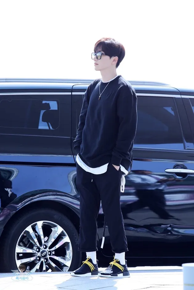 Inilah penampilan Leeteuk di bandara Incheon. Karena di sana masih lumayan dingin, oppa pakai kemeja yang dilapisi sweater dipadu dengan celana hitam.