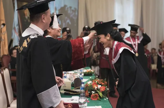 Jupe Wisuda