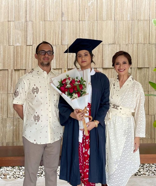 First Graduation Photo of Ersa Mayori's First Child, Anggun in Traditional Dress Looks Beautiful Just Like Her Mom