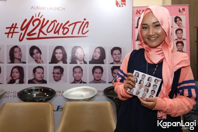 Membawakan lagu populer Duo Maia yang berjudul 'Salahkah Aku Terlalu Mencintaimu' yang sangat sendu.