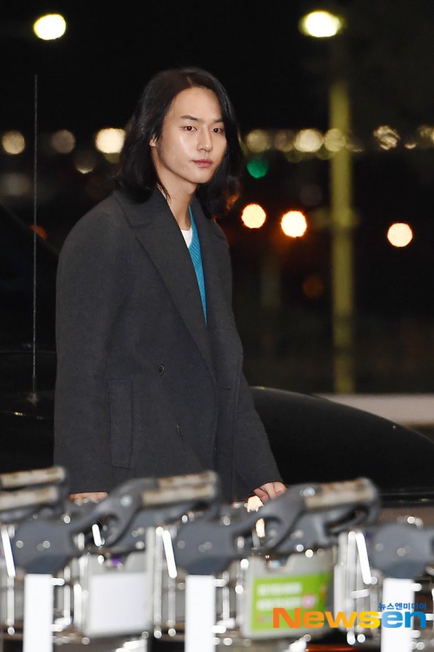 Foto of Yang Se Jong at the Airport Heading to Hawaii, His Long Hair Draws Attention