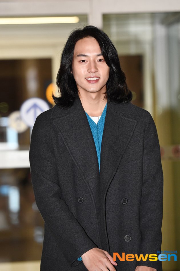 Foto of Yang Se Jong at the Airport Heading to Hawaii, His Long Hair Draws Attention