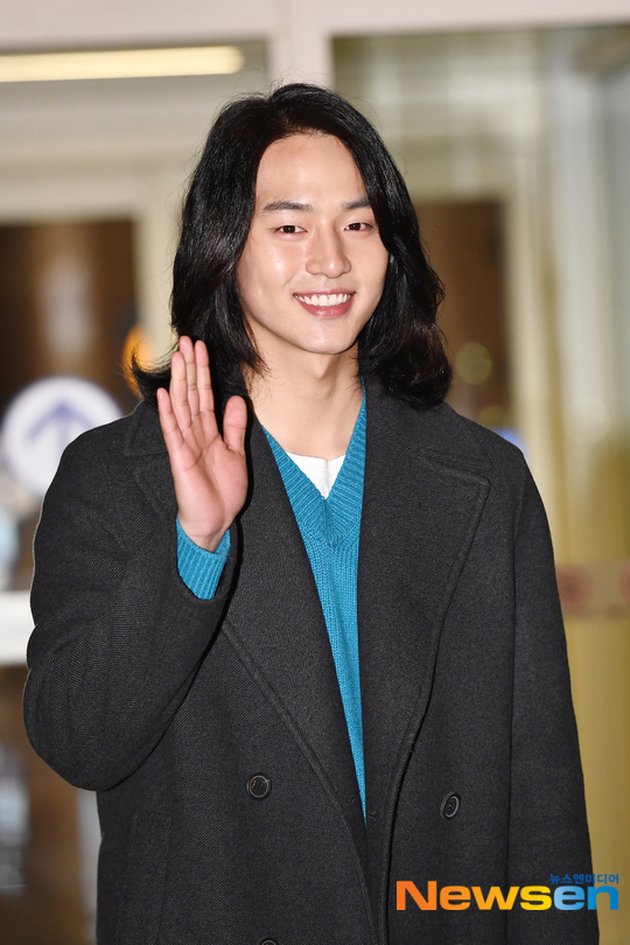 Foto of Yang Se Jong at the Airport Heading to Hawaii, His Long Hair Draws Attention