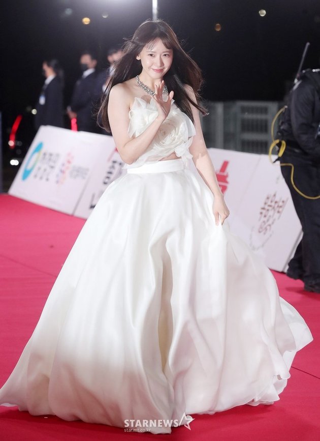 Selama tampil di acara award, penampilan Yoona yang selalu ditunggu-tunggu karena memang dress-nya selalu cantik.