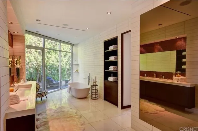 Rumah Crystal, Janda Hugh Hefner