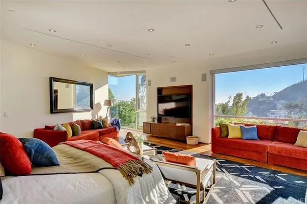 Rumah Crystal, Janda Hugh Hefner