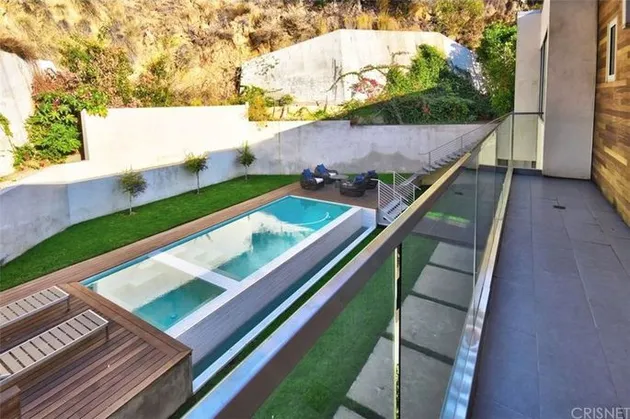 Rumah Crystal, Janda Hugh Hefner