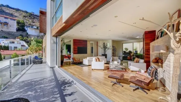 Rumah Crystal, Janda Hugh Hefner