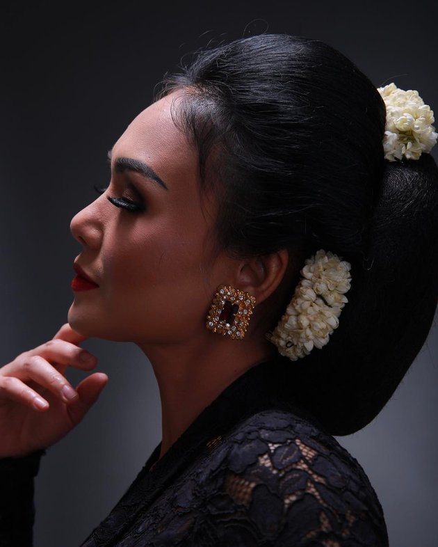 FOTO: YUNI SHARA TAMPIL CANTIK ALA PEREMPUAN JAWA DI HARI 